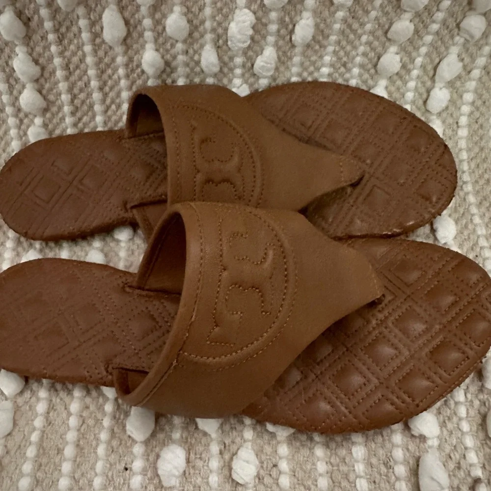 Tory Burch Tan Brown Sandals with Embossed Design - Picture 5 of 6